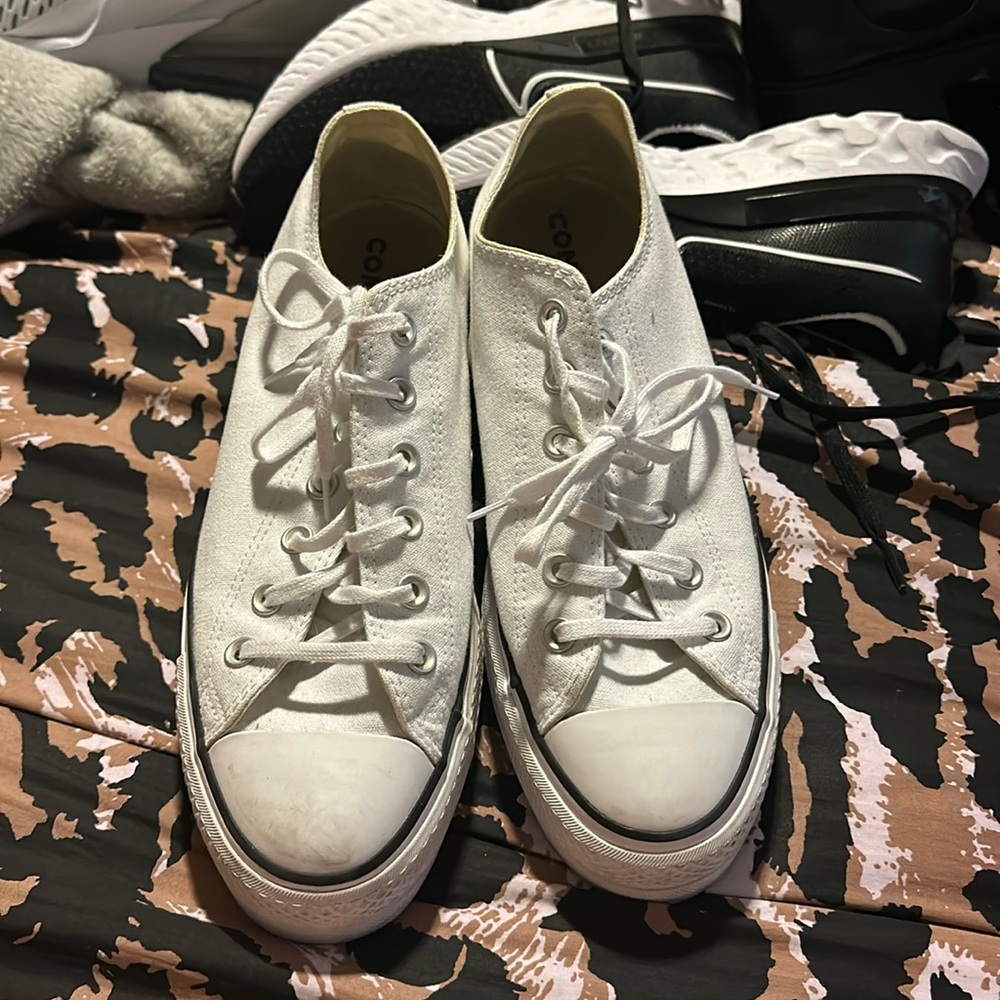 Converse women’s low top platform size 10 gently worn